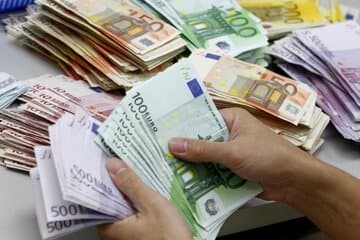 بانک مرکزی به جای سیاستگذاری، دلالی می‌کند